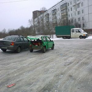 Данная гордость отечественного автопрома, как в анекдоте столкнулась с БМВ Х5 :). Неосторожный водитель Х5 неуспел затормозить перед пешеходным перехо