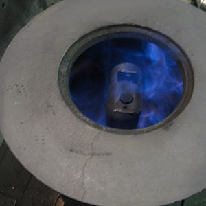 007 Когда голубой газ заполняет весь объем, горит красиво, но кажется тепло улетает в трубу.