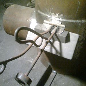 Зольник, крышка зольника прижимается двумя прутками один из которых ручка а второй с грузиком, приварены к уголку который в свою очередь приварен к пе