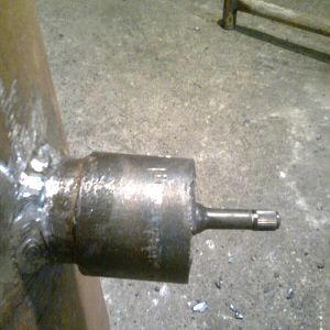 В заглушшке вентиль от бескамерной покрышки, до 8 атмосфер качал минут 5. Затем разводил мыльный раствор в поллитровой банке и наносил получившуюся пе