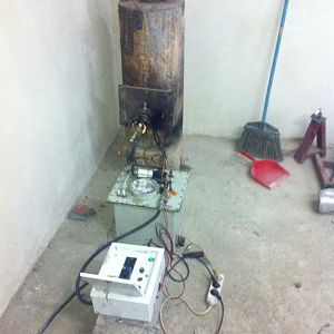 Общий вид собранной печи с горелкой, в работе.