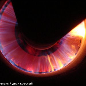 красный как стоп сигнал на автомобиле.  Вид внутри кислородного баллона.. наддувной.