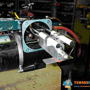 Несколько фото блока форсунки, топливопровода и кабелей -1