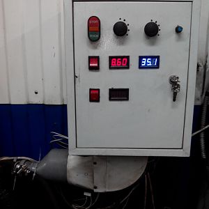 IMG 20160213 200136   Пульт управления. Красным- напряжение на насосе. Синим- температура в гараже. Проходили максимальные испытания. На этой цифре  м