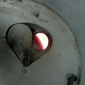Горение ярко-белое,при настройке смотрел в камеру через газосварочные очки,без очков глаза не терпят.