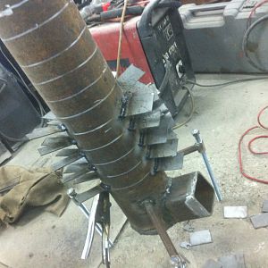 нижняя камера чистки, вся печь обварена 3-4 мм пластинами, 4см на 6см для теплосъема