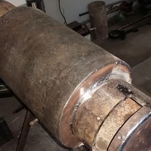 Рубашка. Процесс закрывания наружным кожухом. Вид снизу. Люк для чаши открыт.
