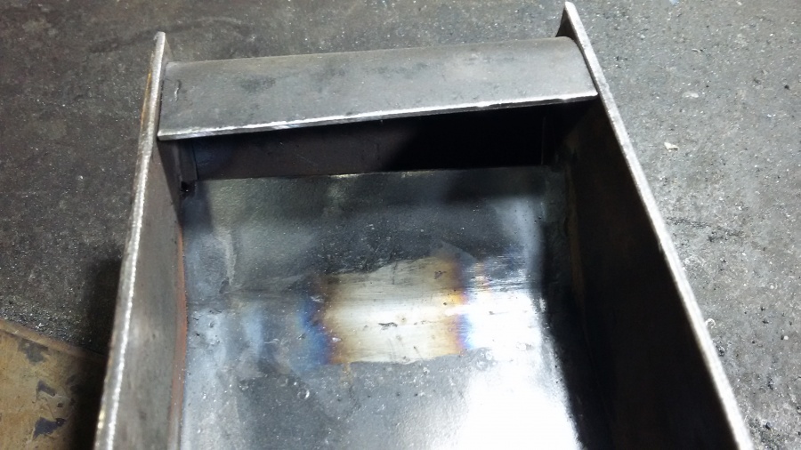 Испарительная чаша. Вид сверху и спереди. Установлен завихритель. Верхняя кромка перекрывает кромку дна чаши на 7...10мм.